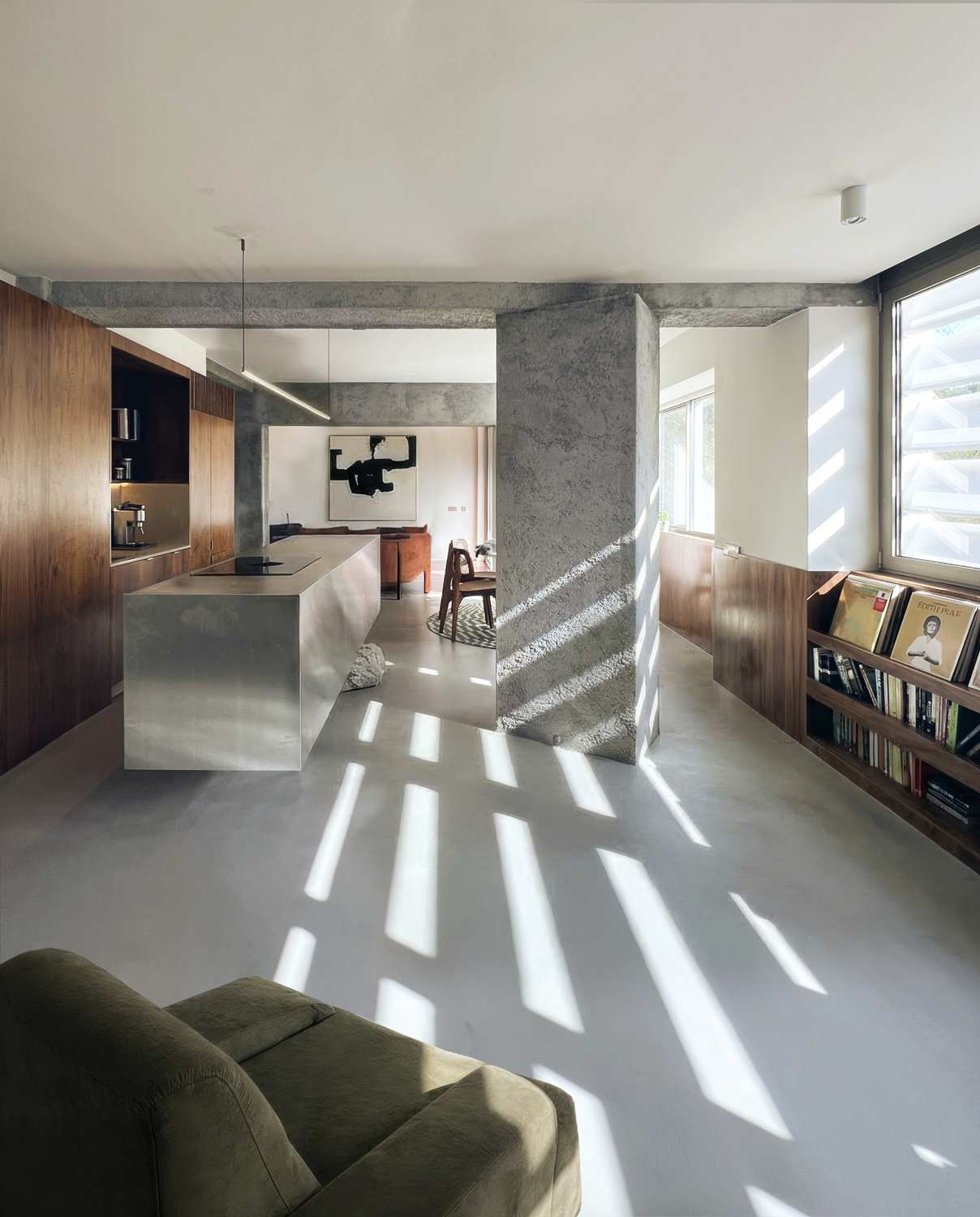 apartment in alvalade — the living room under the brise-soleil light