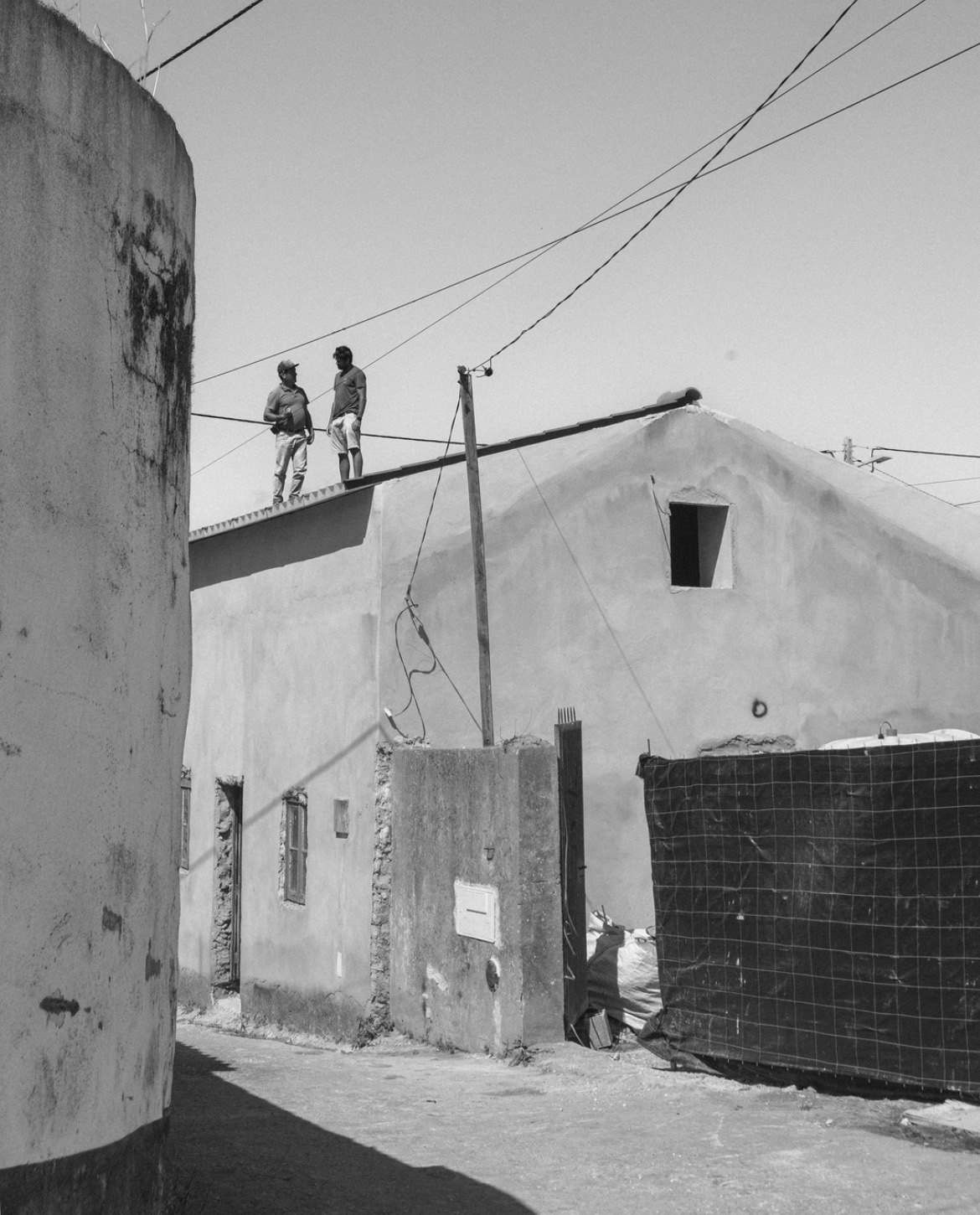 joão veríssimo on the roof, with the builder
